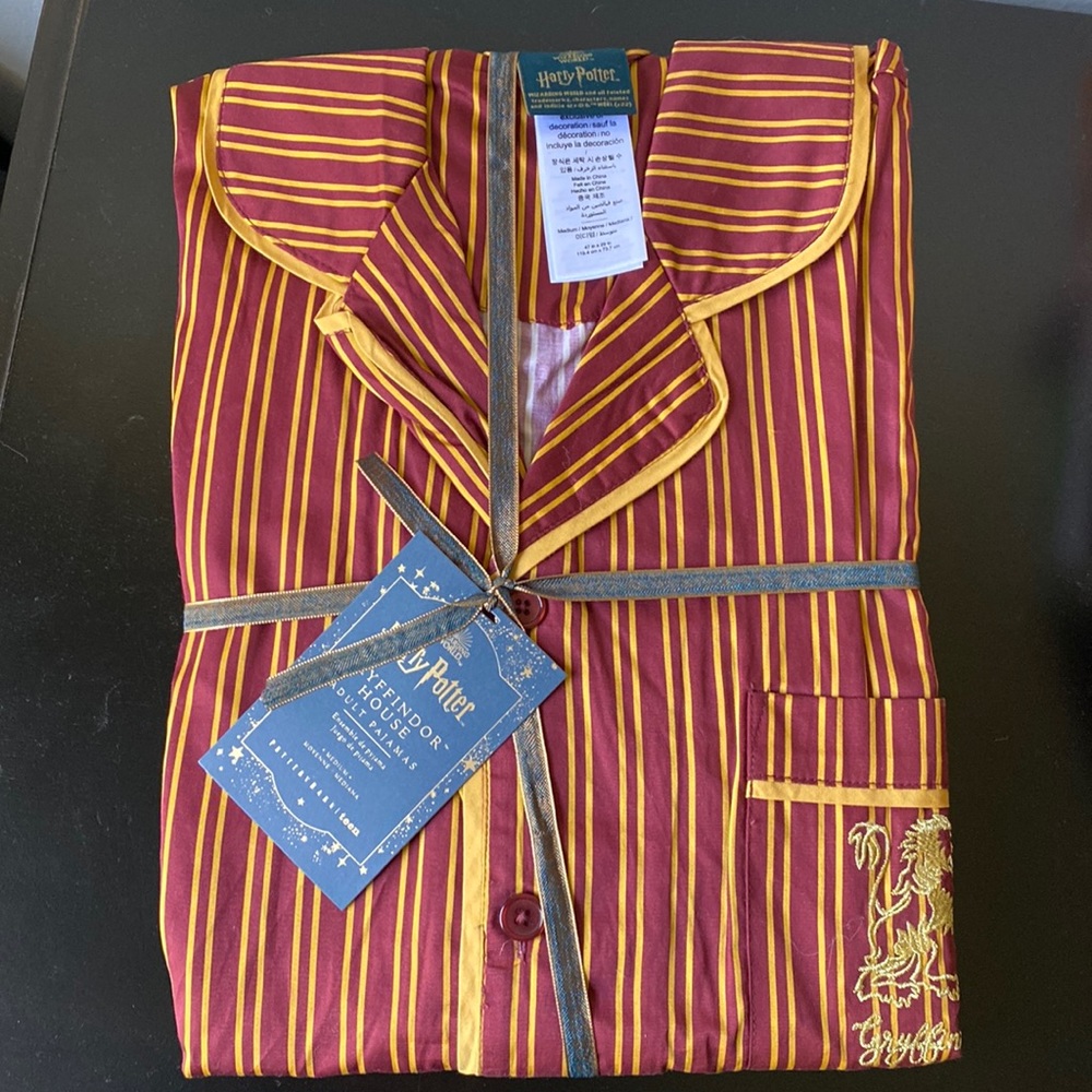 NEW WITH TAGS GRYFFINDOR ADULTS PAJAMAS SIZE M